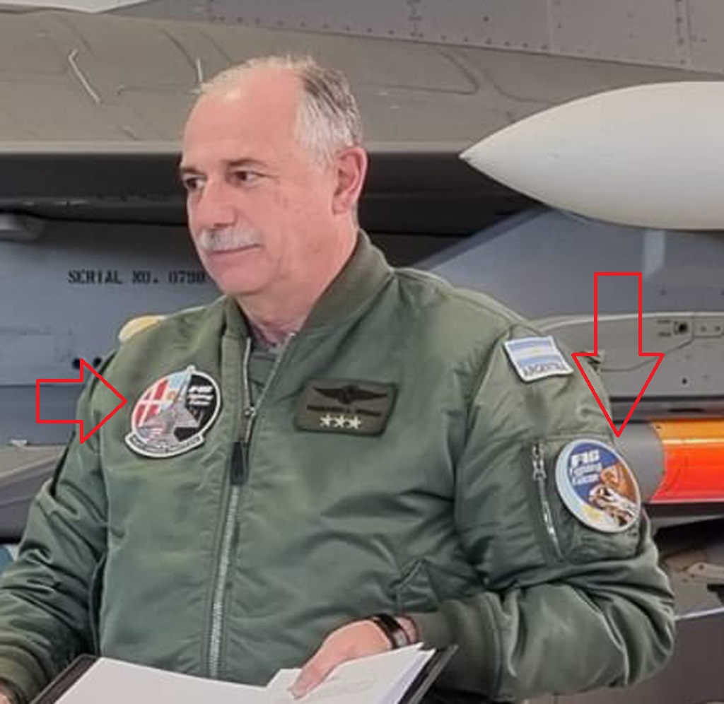 Major Brigadeiro Fernando Luis Mengo. Comandante da FAA, ostenta as bolachas alusivas ao F-16.