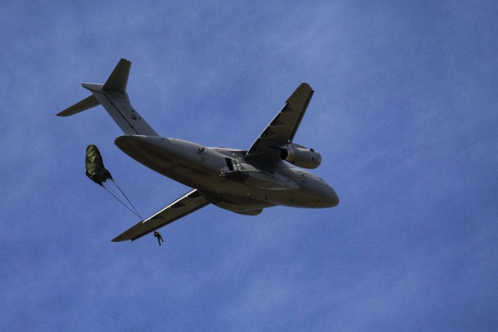 KC-390 de Portugal realiza primeiro lançamento de paraquedistas (Fotos: FAP).