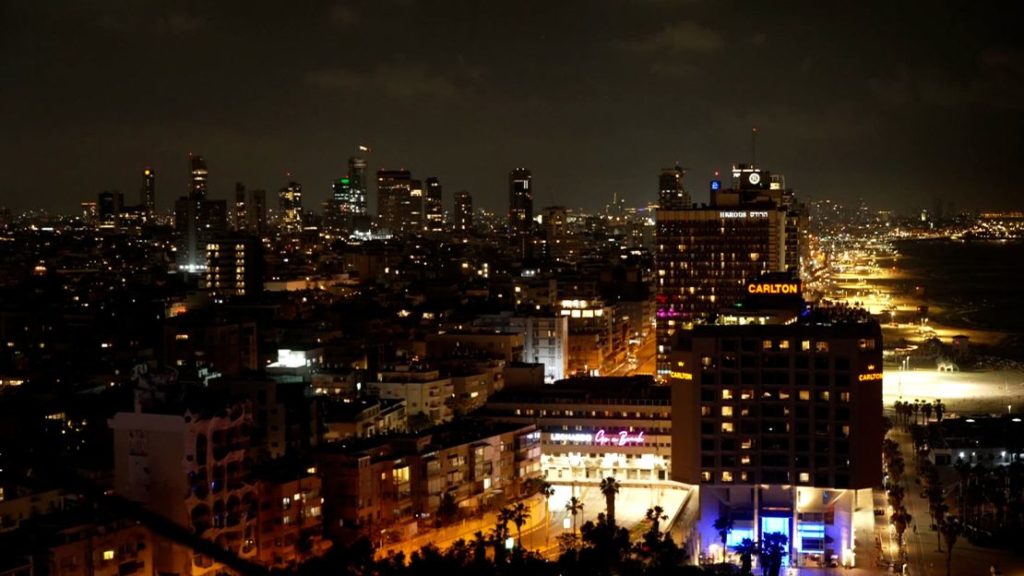 Tel Aviv, vista na noite de 13 de abril, horas antes do ataque, mas já em alerta. Foto: Via "X".