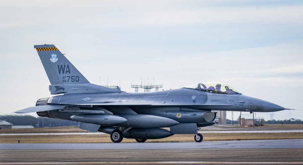 Eglin AFB: F-16 chegam para testes autônomos do programa VENOM. Foto: USAF/David Shelikoff.