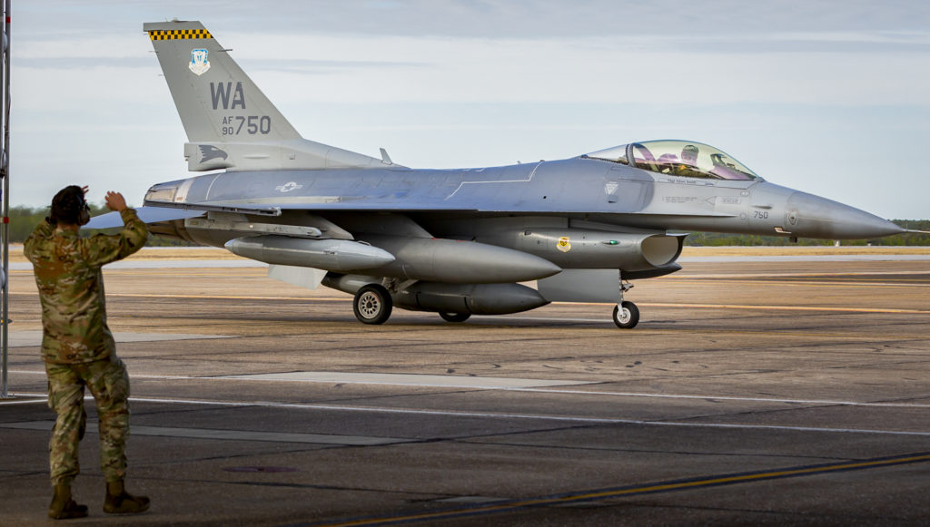 Eglin AFB: F-16 chegam para testes autônomos do programa VENOM. Um dos três F-16C-40 é o AF 90-0750. Foto: USAF/David Shelikoff.