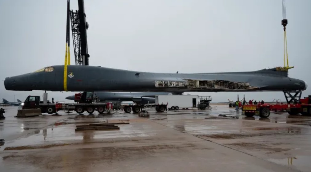 Fuselagem do "0089" sendo transportada para a Universidade de Wichita (Foto: USAF).