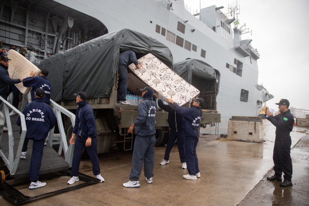 Desembarque de ajuda humanitária do A140 no porto do Rio Grande (Foto: MB).