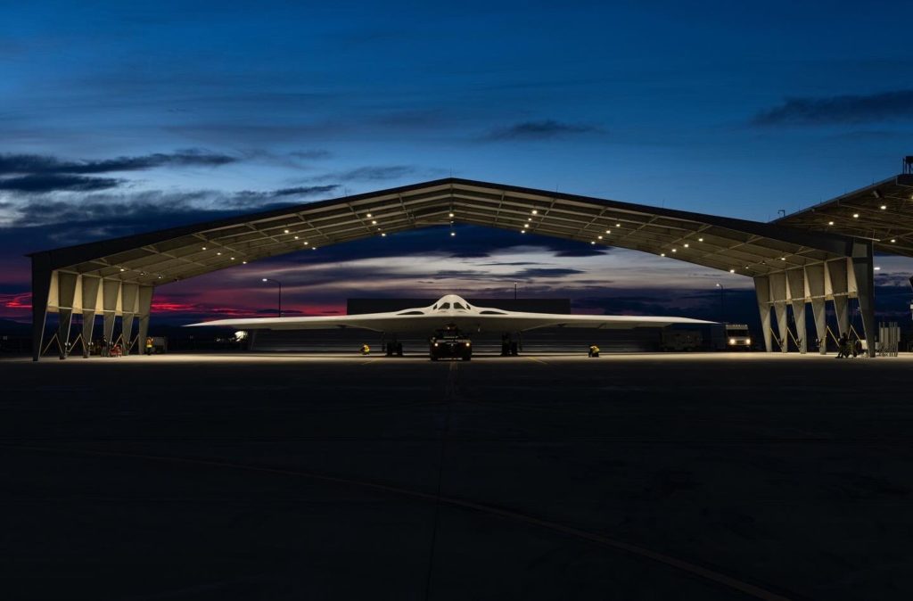 USAF divulga novas imagens do B-21 Rider em Edwards. B-21A em um dos hangares de Edwards. Foto: Edwards AFB.