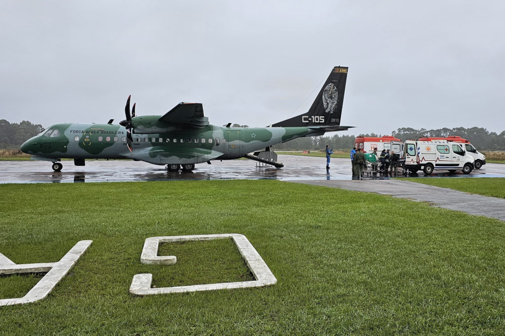 Enchente no RS: C-105 da FAB realizou complexa operação de EVAM. "Onça 10" recebendo os pacientes no pátio do Aeroporto do Rio Grande (Fotos: Rodrigo de Aguiar).