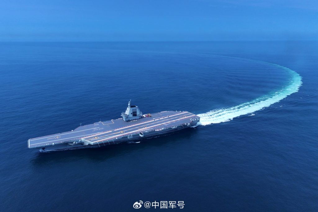 Imagens do novo porta-aviões chinês Fujian em testes no mar (Fotos: PLAN).