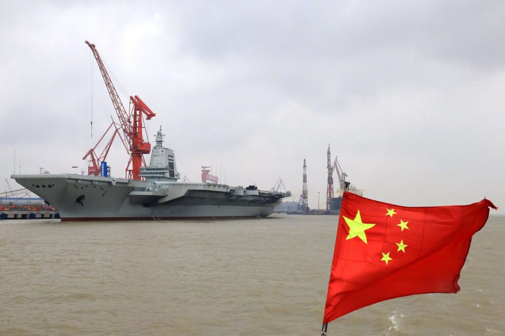 O terceiro porta-aviões da Marinha Chinesa iniciou os testes no mar (Fotos: Redes Sociais).