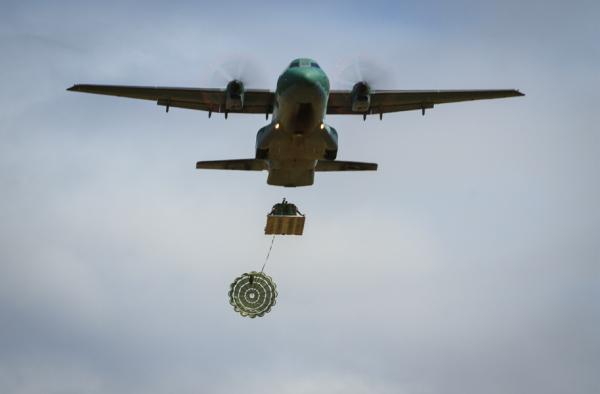 ONÇA 10 realizando lançamento aéreo (Foto: FAB).