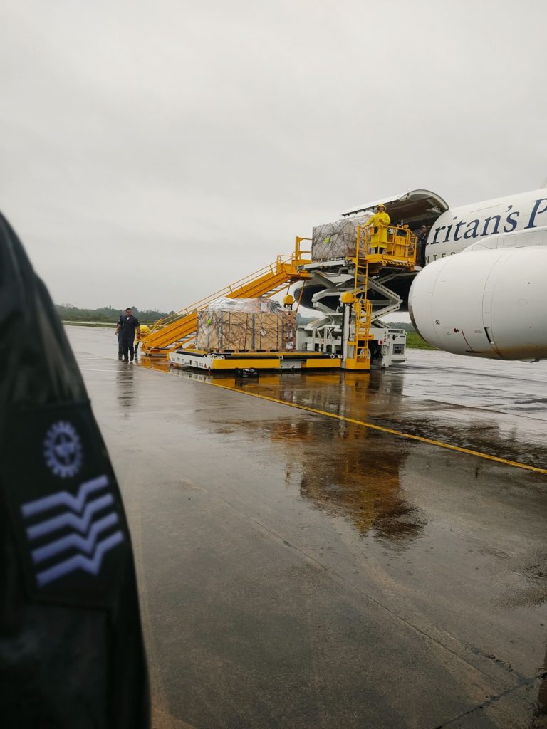 Mais de 20 toneladas de ajuda humanitária vieram a bordo do Boeing 757 da Samaritan’s Purse (Foto: FAB).