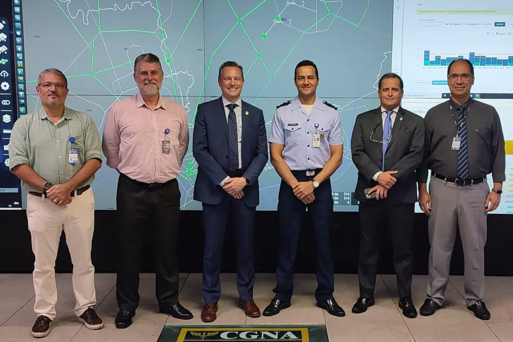 Representantes da Federal Aviation Administration visitaram o CGNA (Foto: DECEA).