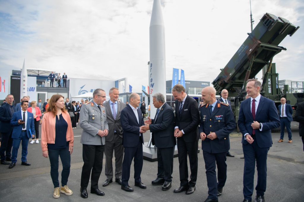 Chanceler alemão visita o pavilhão da Israel Aerospace Industries na exposição ILA Berlim 2024 (Fotos: IAI).