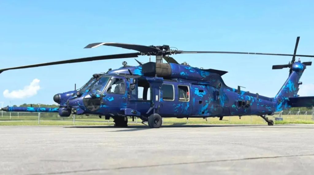 MH-60R Black Hawk com uma camuflagem azul em 2023 (Foto: Pryor Field Airport Authority).