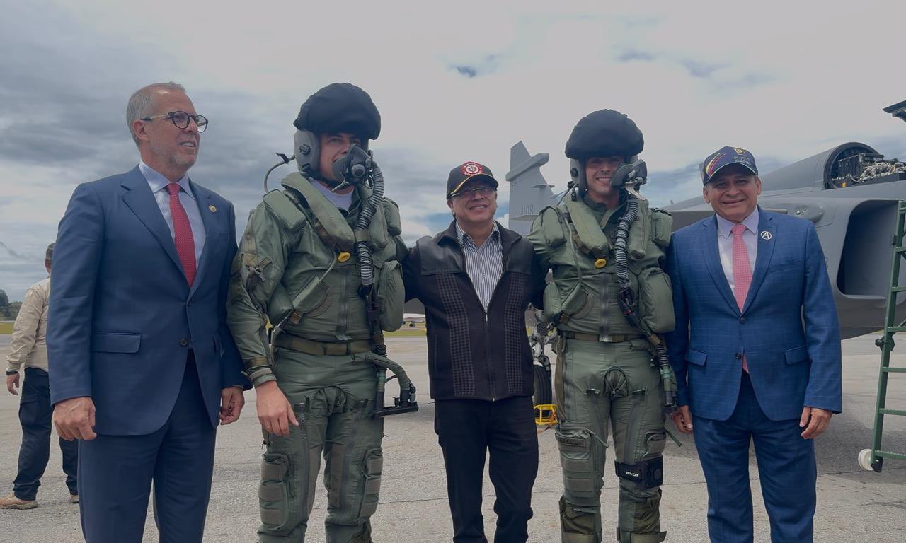 F-AIR 2025: presidente colombiano recebe pilotos de Gripen E da FAB