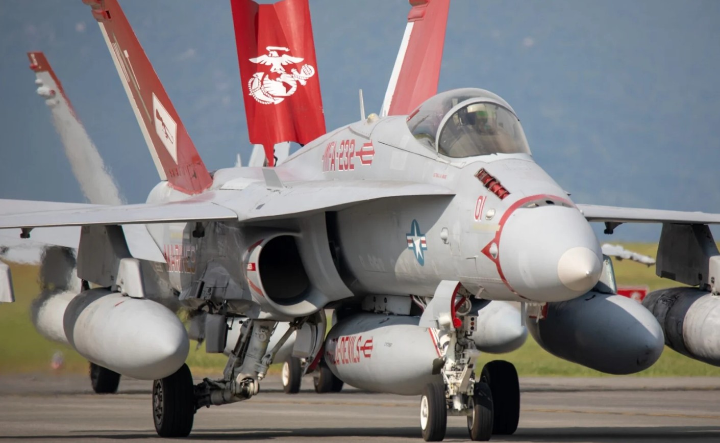 1/32 アカデミー USMC F/A-18A+ RED DEVILS 1/32 アカデミー USMC F/A-18A+ RED DEVILS F/A-18A+ VMFA-232